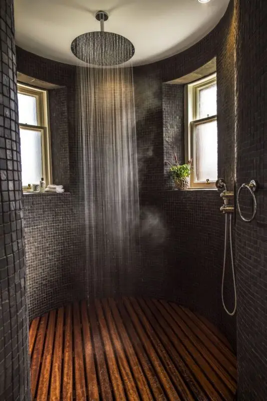 Carpets, sculptures, khokhloma: 12 bathrooms with infernal design