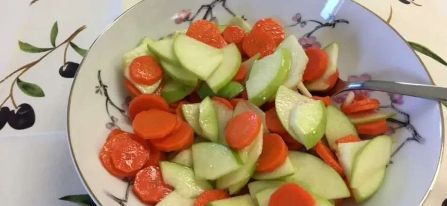 Carrot and apple salad: healthy treats. Video