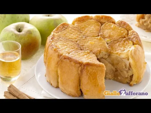 Charlotte with apples: a simple recipe. Video