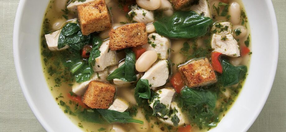 Chicken soup with spinach and fresh pesto