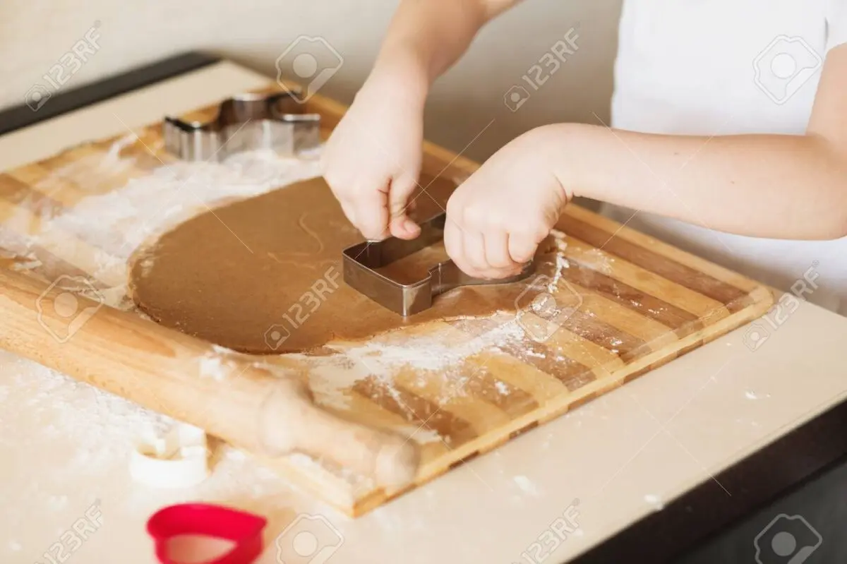 Children&#8217;s master class: preparing a cake