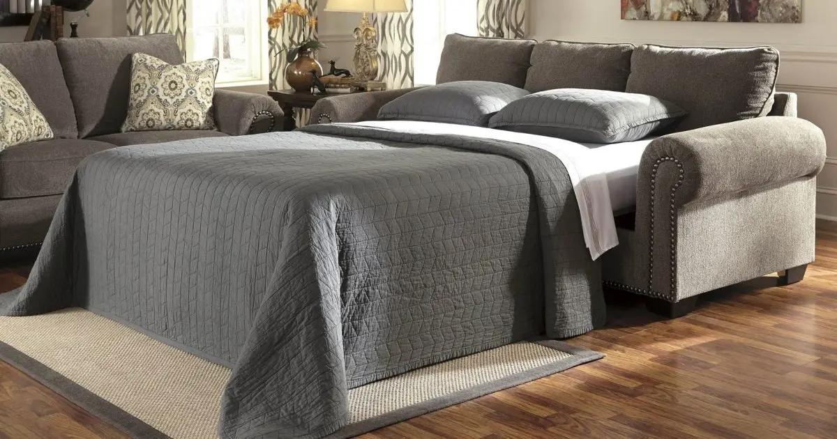 Choosing a bedspread on the sofa: photo