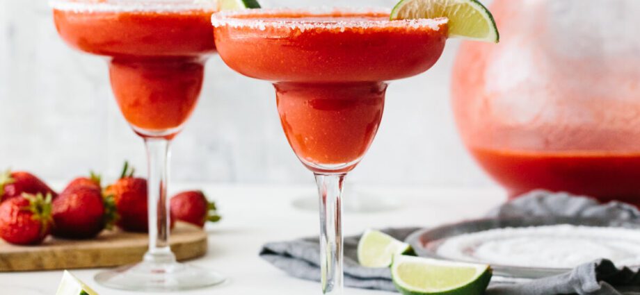 Cocktail &#8220;Strawberry Margarita&#8221;. Video recipe