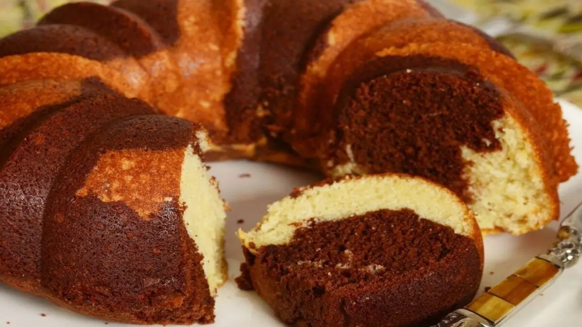 Cooking a marble cake. Video