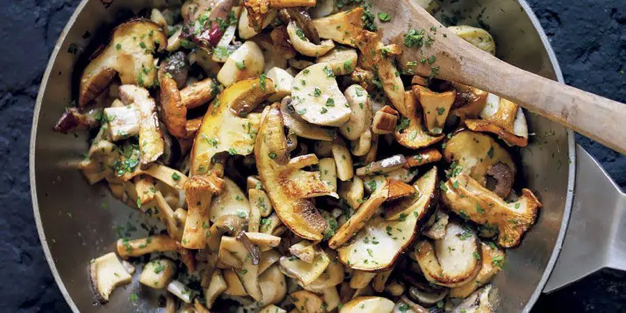 Cooking a salad of mushrooms: champignons, chanterelles, porcini mushroom. Video