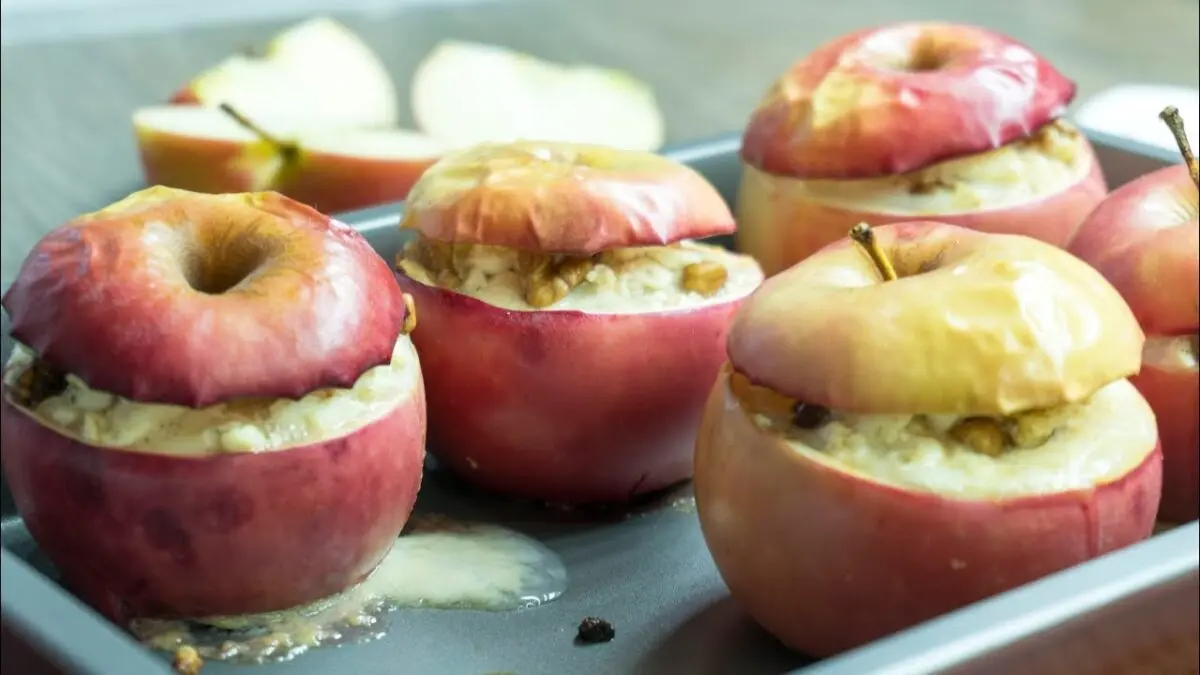 Cottage cheese casserole with apples. Video recipe