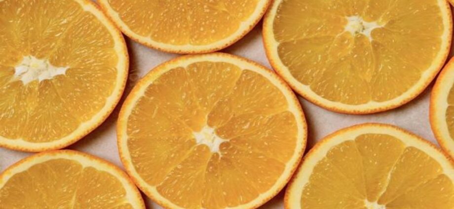 Couple Dismantling romantic myths: we are not half oranges, but whole oranges