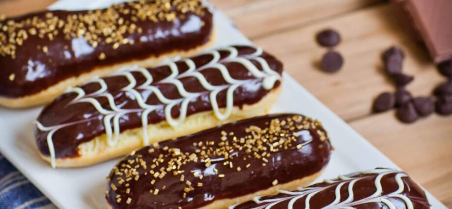 Custard cakes: making eclairs. Video