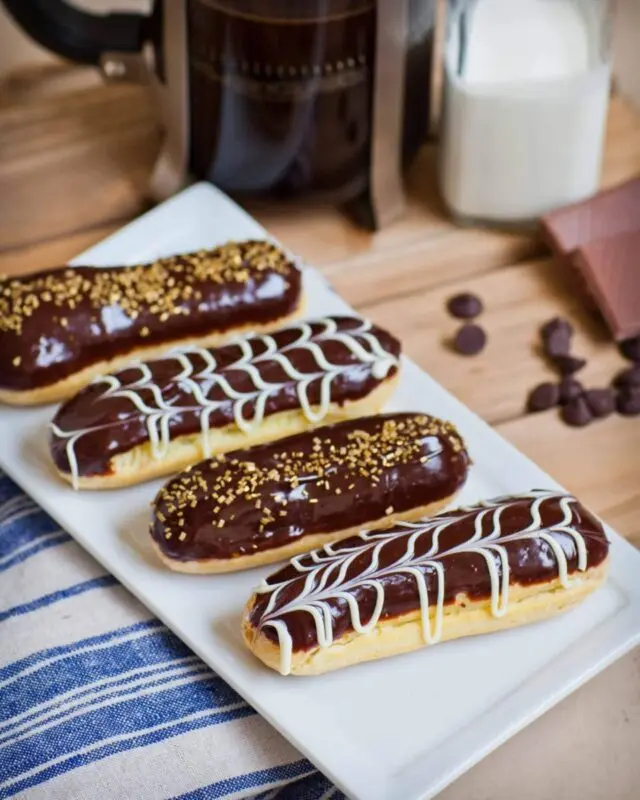 Custard cakes: making eclairs. Video