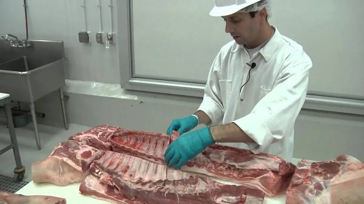 Cutting pork carcasses: the main stages. Video