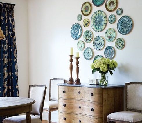 Decorative plates on the wall