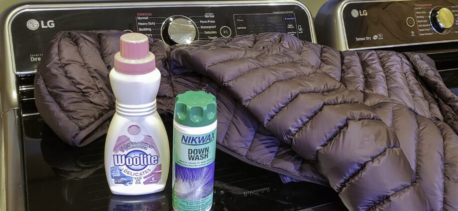 Detergent for washing down jackets in the car