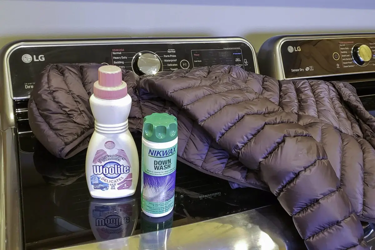 Detergent for washing down jackets in the car