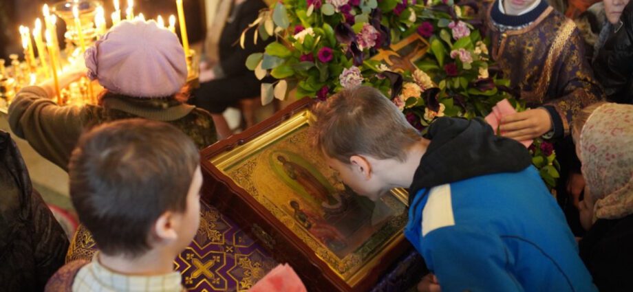 Do not kiss icons and crosses: the Russian Orthodox Church told about the new rules for being in churches