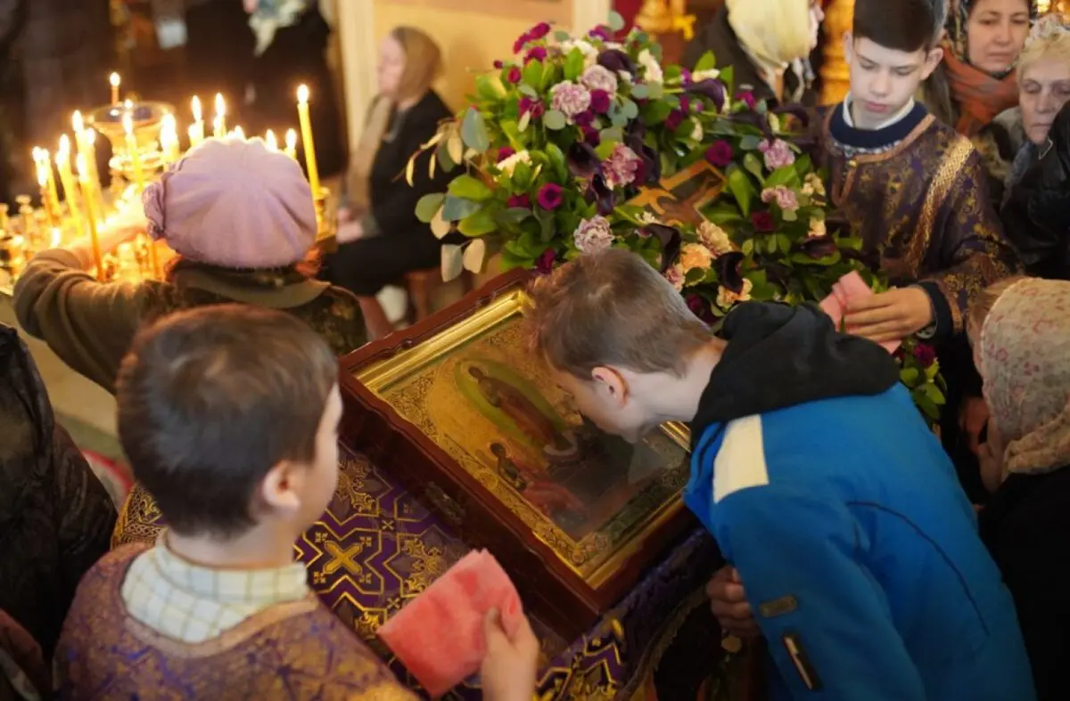 Do not kiss icons and crosses: the Russian Orthodox Church told about the new rules for being in churches