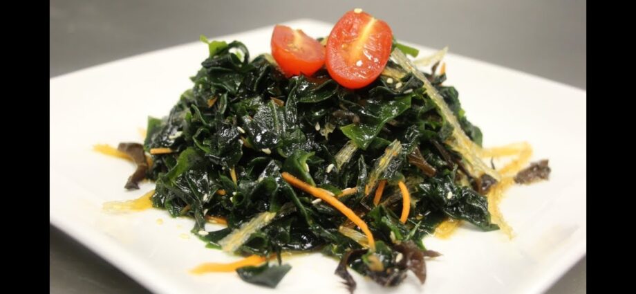 韩国海藻：准备沙拉。 视频
