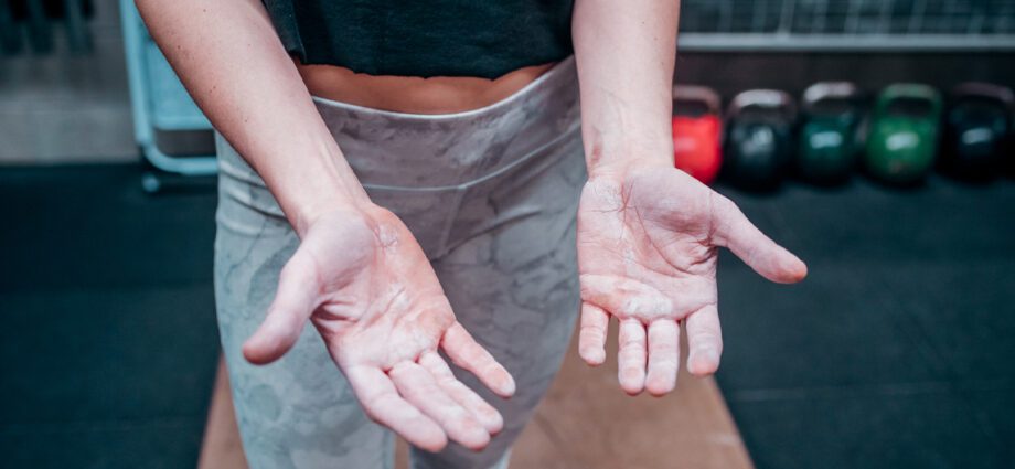 Tørre hård hud på fingrene: hvordan slippe af med? Video