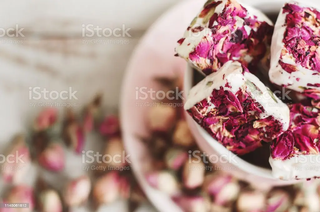 Edible flowers: roses for dessert