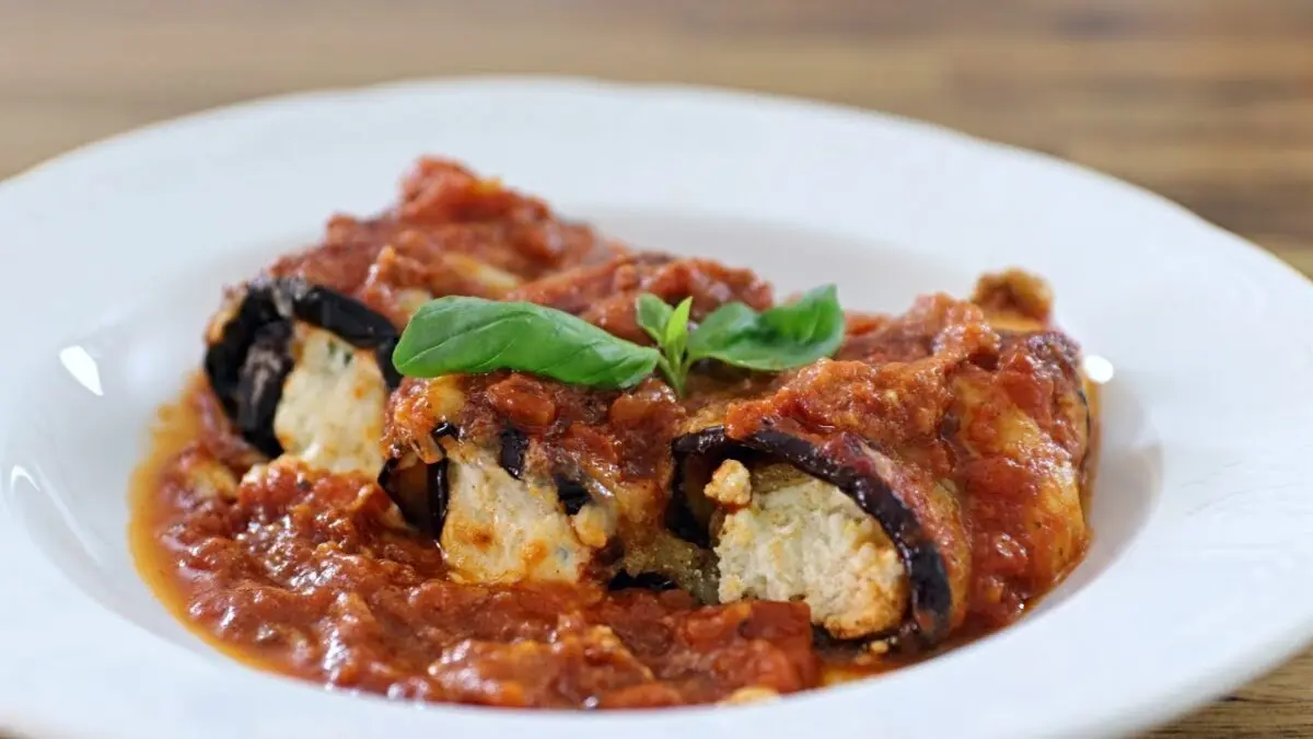 Eggplant rolls with tomatoes. Video recipe