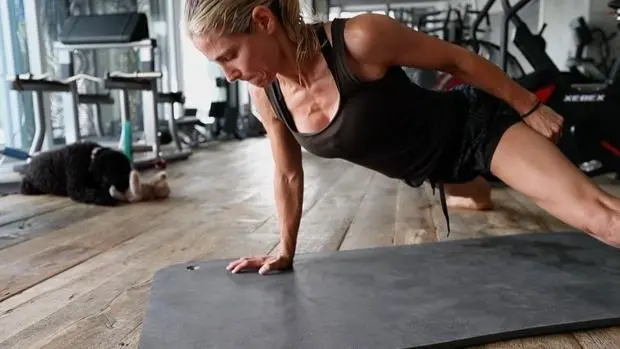 Elsa Pataky&#8217;s hard training with trx, truck wheels and battle rope