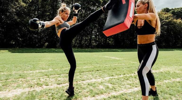 Elsa Pataky&#8217;s hard training with trx, truck wheels and battle rope