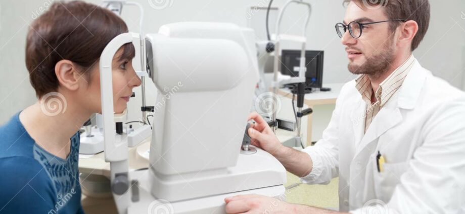 안과 의사의 눈 검사