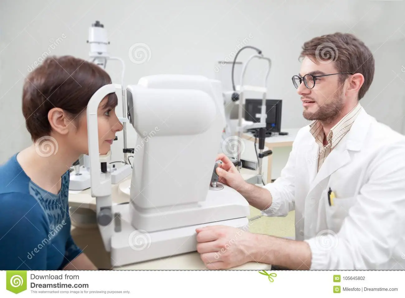 Eye examination by an ophthalmologist