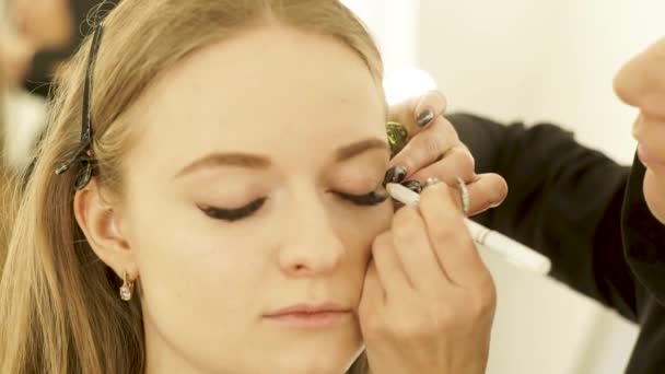 Eyeliner: make arrows with a pencil. Video