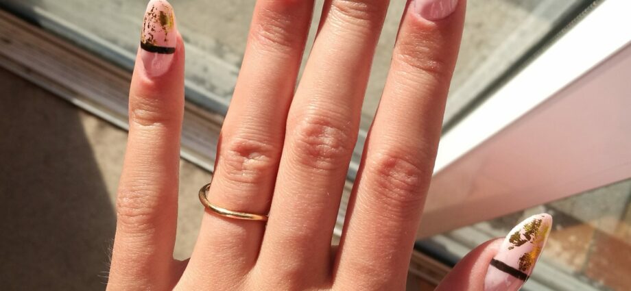 Лажни нокти: с all што треба да знаете за нанесување лажни нокти