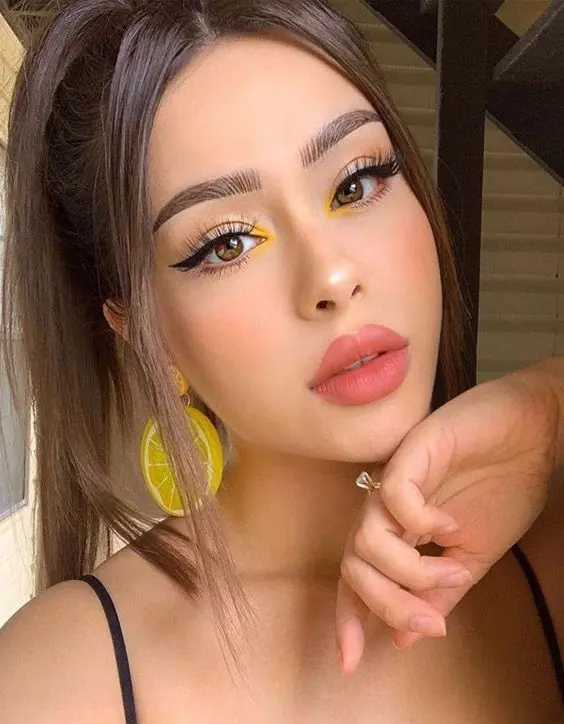 Fashionable makeup for teens