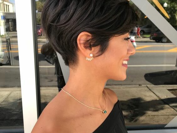 Fashionable short haircuts for women: why are they chosen?