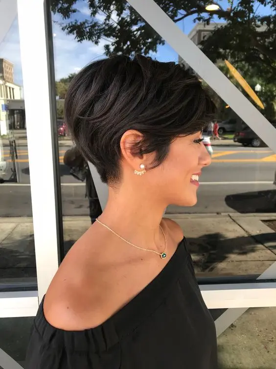 Fashionable short haircuts for women: why are they chosen?