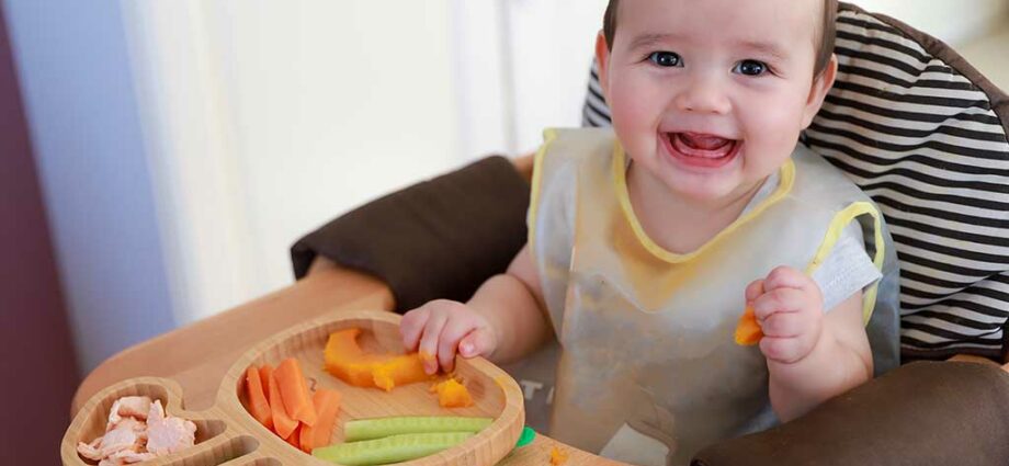 Feeding the 7 month old baby