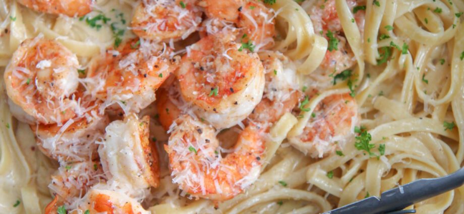 Fettuccine with shrimps in a creamy sauce: an Italian recipe. Video