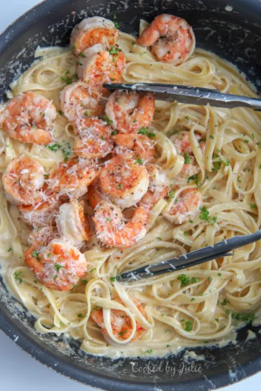 Fettuccine with shrimps in a creamy sauce: an Italian recipe. Video