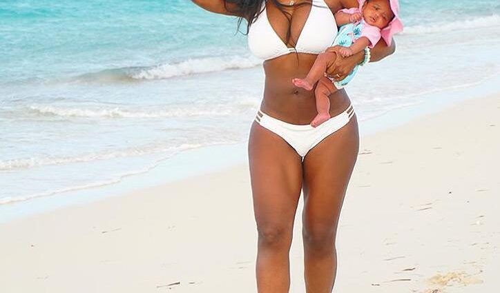 Mamma in forma è stata beccata per una foto in bikini dopo il parto