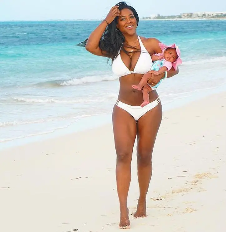 Fitted mom got pecked for a photo in a bikini after giving birth