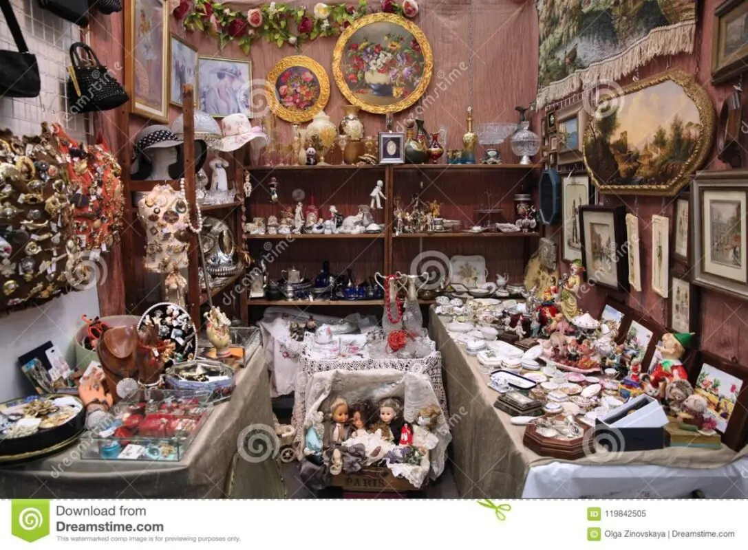 Flea market in Moscow: an exhibition of antiques