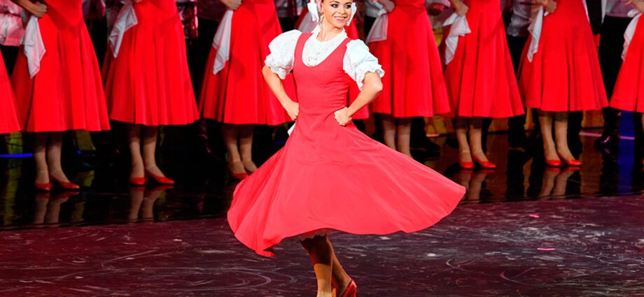 Folkdanser för barn: ryssar, år, rörelser, lärande