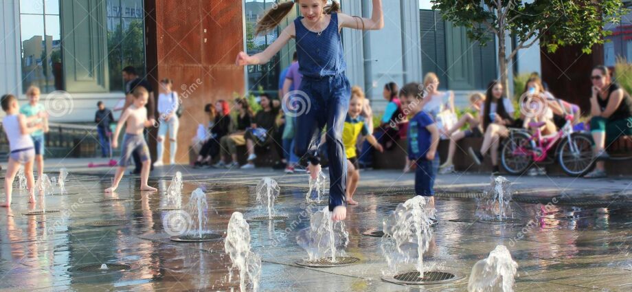 Fountains of Yekaterinburg: photos with beautiful girls