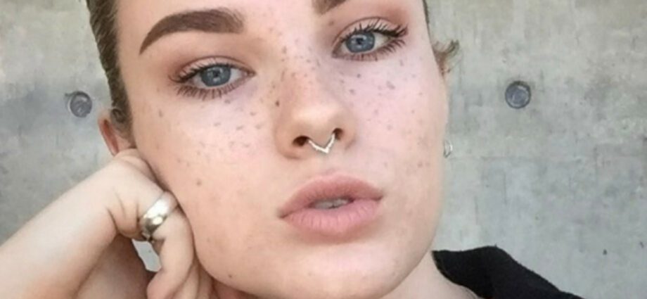 Freckle tattoos: a new beauty trend