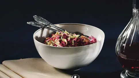 Fresh cabbage salad with lingonberries. Video