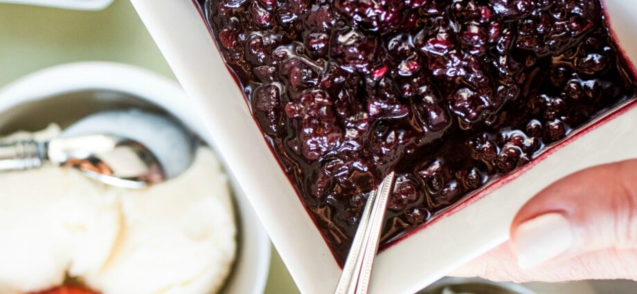 Frozen fruit and berry compote: video recipe