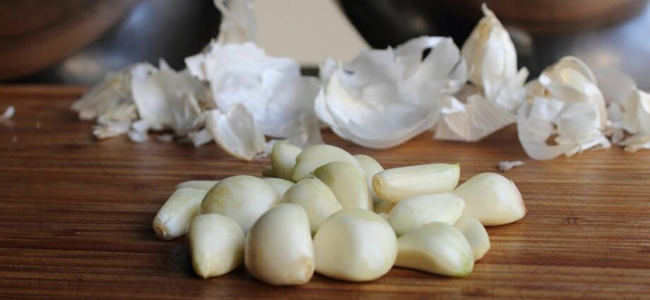 Garlic: how to peel quickly, video