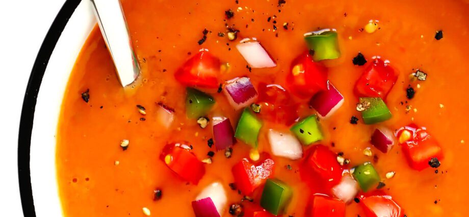 Gazpacho soup: a Spanish recipe. Video