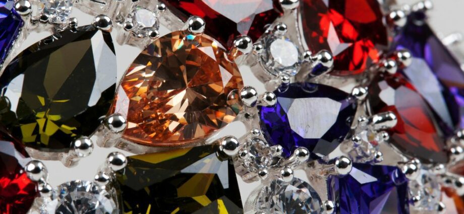 Gemstones in cosmetics: why and who needs it