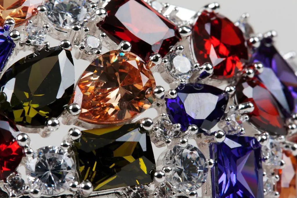 Gemstones in cosmetics: why and who needs it