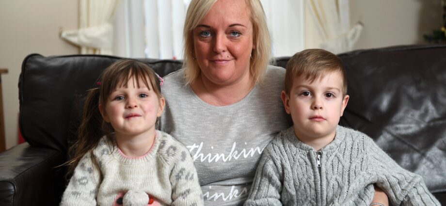 A avoa cría netos despois da morte de tres fillas