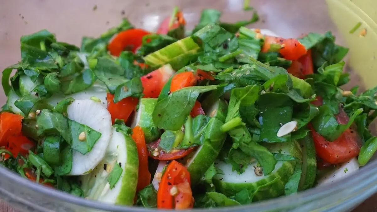 Green salad recipe: cooking video