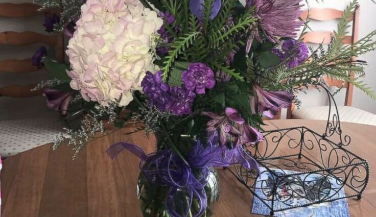 Joyeux anniversaire : la fille a reçu des fleurs de papa, même quand il est mort